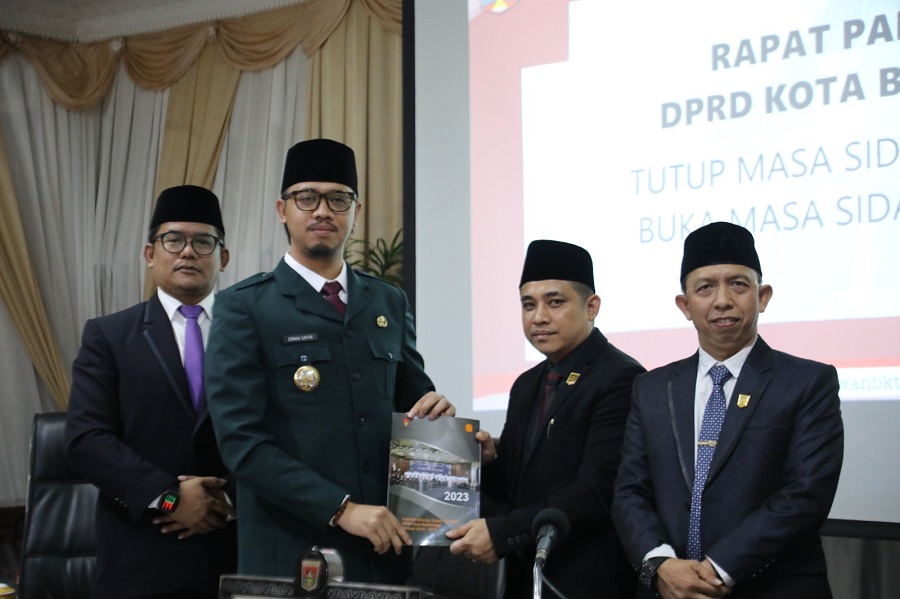 Penyerahan laporan kinerja anggota DPRD Bukittinggi masa sidang 2022/2023 oleh Ketua DPRD kepada Wali Kota.